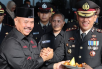 Acara peringatan digelar dengan upacara Hari Bhayangkara dihadiri oleh Bupati Kukar Edi Damansyah bersama Forkopimda dan jajaran, di Mapolres Kukar. (Foto: Ist)