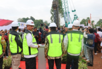 Bupati Kukar, Edi Damansyah saat melakukan Ground Breaking pembangunan Jembatan Sebulu. (Foto: Ist)