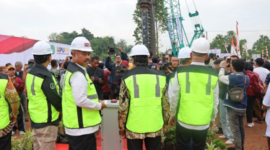 Bupati Kukar, Edi Damansyah saat melakukan Ground Breaking pembangunan Jembatan Sebulu. (Foto: Ist)