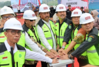 Bupati Edi Damansyah bersama Sultan Kutai Kartanegara Ing Martadipura Aji Muhammad Arifin melakukan groundbreaking pembangunan Jembatan Kutai Kartanegara 2 di Sebulu. (Foto: Ist)