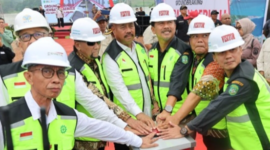 Bupati Edi Damansyah bersama Sultan Kutai Kartanegara Ing Martadipura Aji Muhammad Arifin melakukan groundbreaking pembangunan Jembatan Kutai Kartanegara 2 di Sebulu. (Foto: Ist)