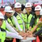 Bupati Edi Damansyah bersama Sultan Kutai Kartanegara Ing Martadipura Aji Muhammad Arifin melakukan groundbreaking pembangunan Jembatan Kutai Kartanegara 2 di Sebulu. (Foto: Ist)