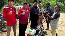 Bupati Edi Damansyah menyerahkan alat mesin pertanian jenis cultivator kepada petani. (Foto: Ist)