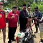 Bupati Edi Damansyah menyerahkan alat mesin pertanian jenis cultivator kepada petani. (Foto: Ist)