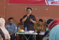 Wakil Bupati Kutai Kartanegara (Kukar), Rendi Solihin beri bantuan masyarakat di Kelurahan Handil Baru. (Foto: Ist)