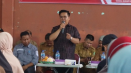 Wakil Bupati Kutai Kartanegara (Kukar), Rendi Solihin beri bantuan masyarakat di Kelurahan Handil Baru. (Foto: Ist)