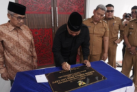 Bupati Kukar saat meresmikan Kantor Desa Loa Lepu. (Foto: Ist)