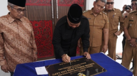 Bupati Kukar saat meresmikan Kantor Desa Loa Lepu. (Foto: Ist)
