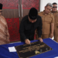 Bupati Kukar saat meresmikan Kantor Desa Loa Lepu. (Foto: Ist)