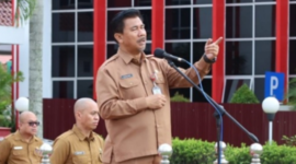 Sekda Kukar, Sunggono saat menggelar apel pagi di lingkungan Pemkab. (Foto: Ist)
