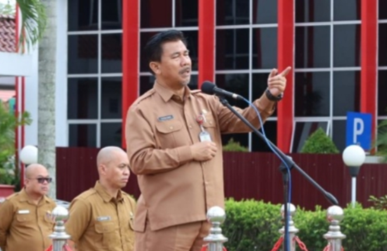 Sekda Kukar, Sunggono saat menggelar apel pagi di lingkungan Pemkab. (Foto: Ist)