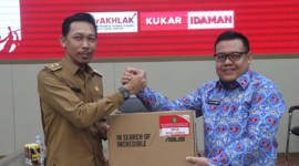 Kepala DPMD Kukar, Arianto, menyerahkan dokumen serah terima kepada Kepala Desa Rapak Lambur, Muhammad Yusuf. (Foto: Ist)
