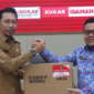 Kepala DPMD Kukar, Arianto, menyerahkan dokumen serah terima kepada Kepala Desa Rapak Lambur, Muhammad Yusuf. (Foto: Ist)