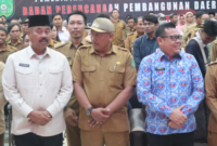Kepala DPMD Kukar, Arianto bersama Bupati Kukar Edi Damansyah. (Foto: Ist)