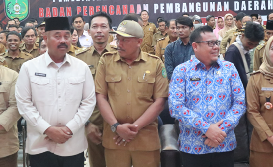 Kepala DPMD Kukar, Arianto bersama Bupati Kukar Edi Damansyah. (Foto: Ist)