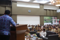 Kepala DPMD Kukar, Arianto, berbicara di depan peserta sosialisasi pengelolaan aset desa. (Foto: Ist)