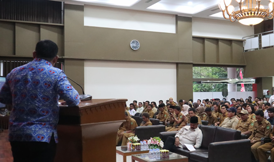 Kepala DPMD Kukar, Arianto, berbicara di depan peserta sosialisasi pengelolaan aset desa. (Foto: Ist)