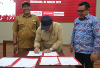 Kepala DPMD Kukar, Arianto, memimpin penandatanganan serah terima sarana kantor untuk desa-desa di Kukar. (Foto: Ist)