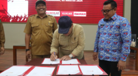Kepala DPMD Kukar, Arianto, memimpin penandatanganan serah terima sarana kantor untuk desa-desa di Kukar. (Foto: Ist)