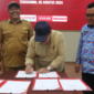 Kepala DPMD Kukar, Arianto, memimpin penandatanganan serah terima sarana kantor untuk desa-desa di Kukar. (Foto: Ist)