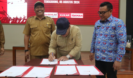 Kepala DPMD Kukar, Arianto, memimpin penandatanganan serah terima sarana kantor untuk desa-desa di Kukar. (Foto: Ist)