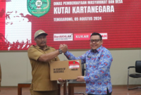 Penyerahan perangkat komputer oleh Kepala DPMD Kukar, Arianto, kepada perwakilan desa. (Foto: Ist)