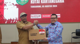 Penyerahan perangkat komputer oleh Kepala DPMD Kukar, Arianto, kepada perwakilan desa. (Foto: Ist)