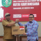 Penyerahan perangkat komputer oleh Kepala DPMD Kukar, Arianto, kepada perwakilan desa. (Foto: Ist)