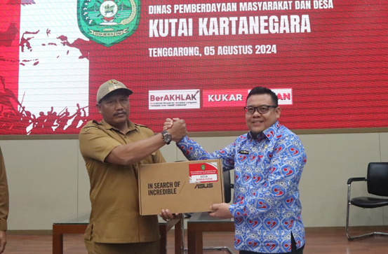 Penyerahan perangkat komputer oleh Kepala DPMD Kukar, Arianto, kepada perwakilan desa. (Foto: Ist)