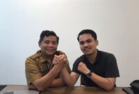 Kepala Bidang Pengembangan Pemuda Dispora Kaltim, diwakili Sub Koordinator Kepemimpinan, Kepeloporan dan Kemitraan Pemuda, Rusmulyadi bersama dengan Ketua FKPK, Irwansyah. (Foto : RD)