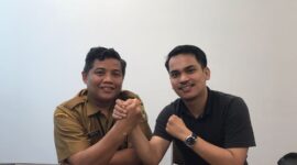 Kepala Bidang Pengembangan Pemuda Dispora Kaltim, diwakili Sub Koordinator Kepemimpinan, Kepeloporan dan Kemitraan Pemuda, Rusmulyadi bersama dengan Ketua FKPK, Irwansyah. (Foto : RD)
