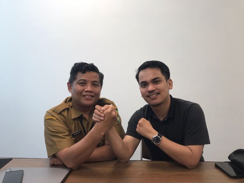Kepala Bidang Pengembangan Pemuda Dispora Kaltim, diwakili Sub Koordinator Kepemimpinan, Kepeloporan dan Kemitraan Pemuda, Rusmulyadi bersama dengan Ketua FKPK, Irwansyah. (Foto : RD)