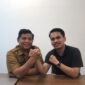 Kepala Bidang Pengembangan Pemuda Dispora Kaltim, diwakili Sub Koordinator Kepemimpinan, Kepeloporan dan Kemitraan Pemuda, Rusmulyadi bersama dengan Ketua FKPK, Irwansyah. (Foto : RD)