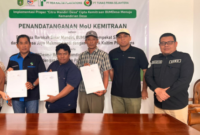 Penandatanganan MoU BUMDes di Kembang Janggut dengan Perusahaan swasta, didampingi DPMD Kukar. (Foto: Ist)