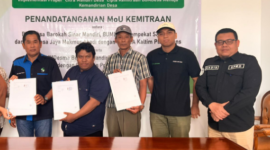 Penandatanganan MoU BUMDes di Kembang Janggut dengan Perusahaan swasta, didampingi DPMD Kukar. (Foto: Ist)