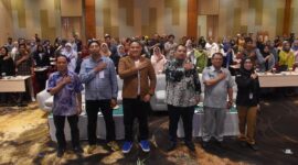 Anggota DPRD Kaltim Sigit Wibowo bersama Anggota Komisi II DPR RI Edi Oloan Pasaribu, serta lainnya pada Sosialisasi dan Pendidikan Pemilih Kedua dalam rangka Persiapan dan Pasca Pemilihan Tahun 2024. (Foto: Humas Sekretariat DPRD Kaltim)