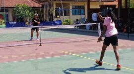 Olahraga Pickleball yang sedang dimainkan oleh para pelajar. (Foto : Ist)