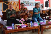 Muhammad Samsun, Selamat Ari Wibowo, Akmal Malik dan Tokoh Masyarakat Desa Long Anai. (Humas Sekretariat DPRD Kaltim)