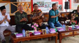 Muhammad Samsun, Selamat Ari Wibowo, Akmal Malik dan Tokoh Masyarakat Desa Long Anai. (Humas Sekretariat DPRD Kaltim)