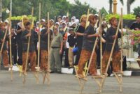 Para anak muda yang sedang memainkan olahraga tradisional enggrang. (Foto : Ist)