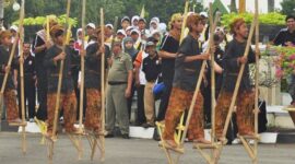Para anak muda yang sedang memainkan olahraga tradisional enggrang. (Foto : Ist)