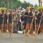 Para anak muda yang sedang memainkan olahraga tradisional enggrang. (Foto : Ist)