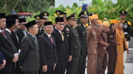 Anggota DPRD Kaltim, Setyo Pramono mewakili pimpinan DPRD Kaltim hadir pada upacara Hari Pahlawan ke -79. (Foto : Humas DPRD Kaltim)