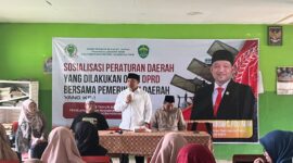 Anggota DPRD Kaltim, Fuad Fakhruddin saat menggelar sosper di Loa Buah, Sungai Kunjang, Samarinda. (Foto: Ist)

 