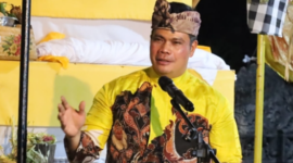 Pjs Bupati Kukar, Bambang Arwanto saat menghadiri Upacara Karya Ngenteg Linggih Mepedudusan Agung Medasar Antuk Taur Wrespati Kalpa Agung, Purnamaning Sasih Kalima, di Pura Payogan Agung Kutai, Kelurahan Loa Ipuh Tenggarong.(Foto: Ist)