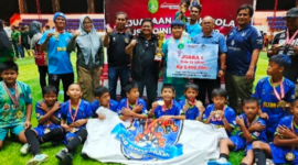 Tunas Muda Loa Kulu berhasil menyandingkan piala juara turnamen sepak bola usia dini U10 dan U12 Bupati Cup Kukar 2024. (Foto: Ist)