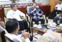 Rombongan Tim Percepatan Akses Keuangan Daerah (TPAKD) Pemerintah Kota (Pemkot) Bontang diterima Asisten III Pemkab Kukar, H. Dafip Haryanto, di ruang Eksekutif kantor bupati. (Foto: Ist)