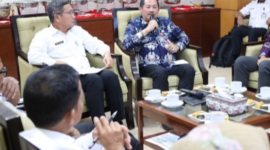 Rombongan Tim Percepatan Akses Keuangan Daerah (TPAKD) Pemerintah Kota (Pemkot) Bontang diterima Asisten III Pemkab Kukar, H. Dafip Haryanto, di ruang Eksekutif kantor bupati. (Foto: Ist)