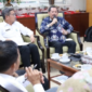 Rombongan Tim Percepatan Akses Keuangan Daerah (TPAKD) Pemerintah Kota (Pemkot) Bontang diterima Asisten III Pemkab Kukar, H. Dafip Haryanto, di ruang Eksekutif kantor bupati. (Foto: Ist)