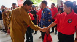 Sekretaris Daerah (Sekda) Kutai Kartanegara (Kukar), Sunggono, secara resmi membuka dan mengukuhkan peserta training camp (TC) Mandiri Kontingen Porprov Korpri Kabupaten Kutai Kartanegara di Halaman Kantor Dinas Kepemudaan dan Olahraga Kukar. (Foto: Ist)
